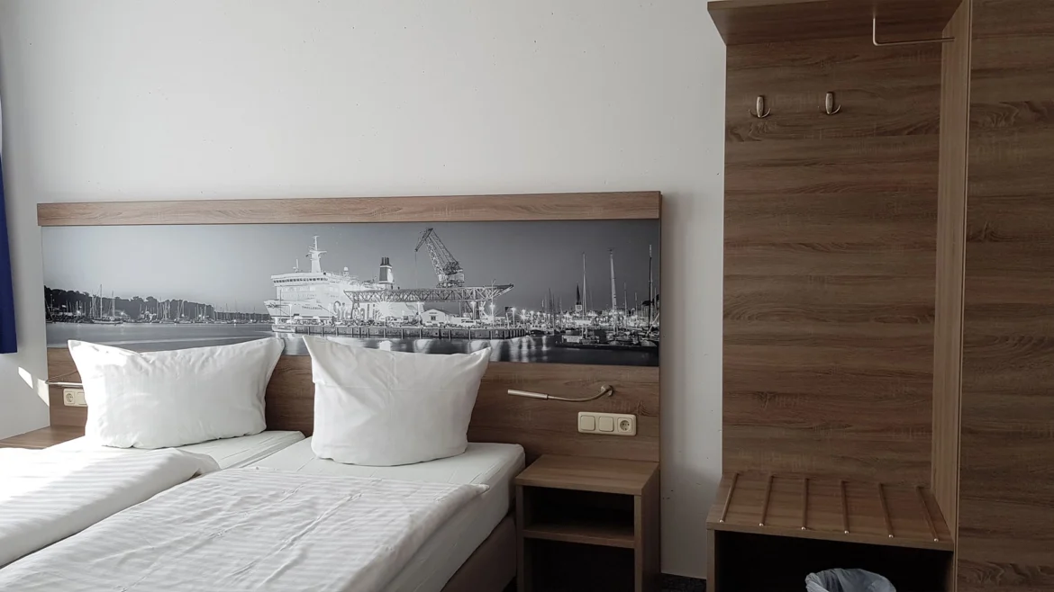 Helles Komfort-Zweibettzimmer mit zwei getrennten Betten, viel Stauraum und freundlicher Atmosphäre.